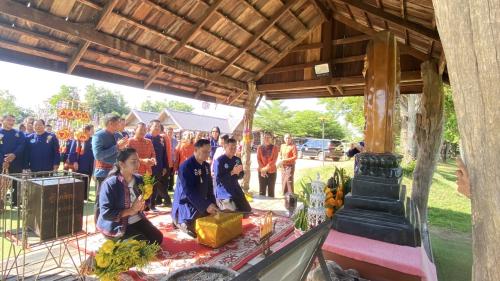 ภาพรองผู้ว่าและคณะกรรมการ ไหว้พระก่อนเริ่มพิธี