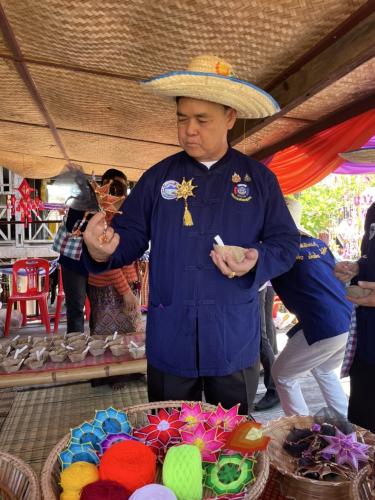 รองผู้ว่าฯ ทดลองทำขนมในนิทรรศการ