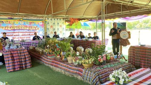 ภาพคณะกรรมการนั่งประจำโต๊ะเพื่อรับฟังการกล่าวรายงานและการนำเสนอ